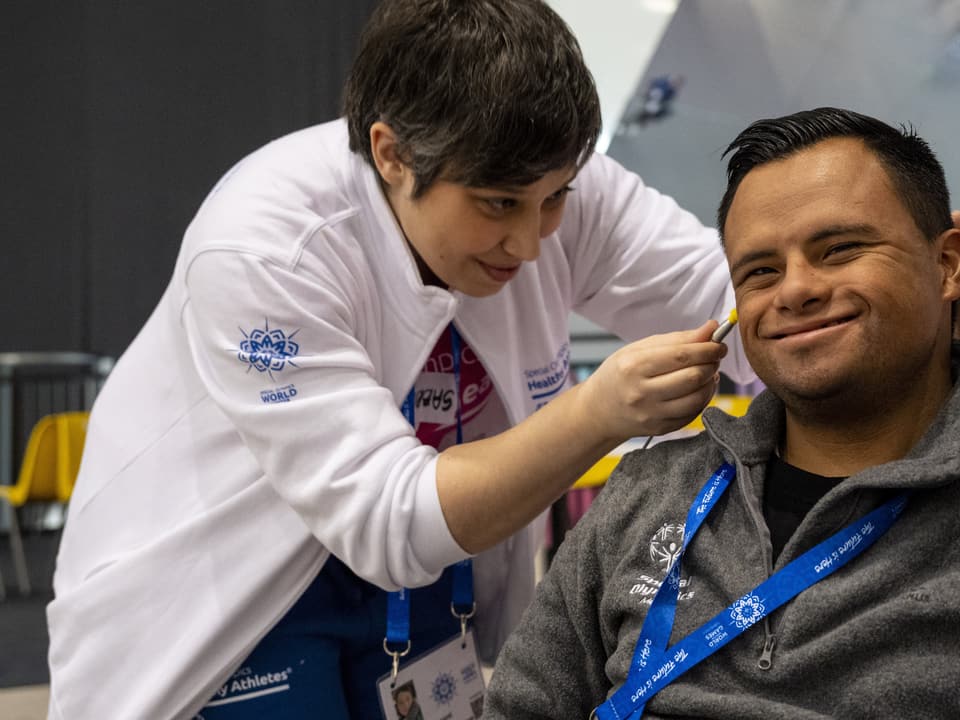 Gehoorscreening bij een atleet tijdens de Special Olympics World Winter Games 2025.